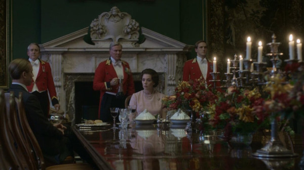 Как снимали сериал &laquo;Корона&raquo;: Десятки тысяч фунтов на платье, общение с духом и проданный на аукционе реквизит