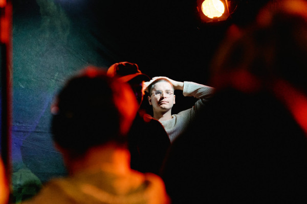 Хабенский, брянский панк-рок и личная история: из чего состоит фильм «Здесь был Юра» Хабенский, брянский панк-рок и личная история: из чего состоит фильм «Здесь был Юра»