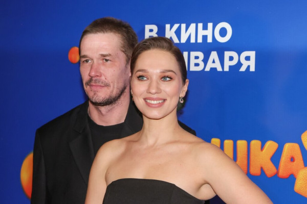 Зовет жену богиней и благодарит судьбу: как живет звезда сериала &laquo;Лихие&raquo; Артем Быстров