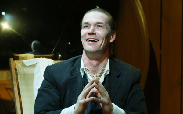 Зовет жену богиней и благодарит судьбу: как живет звезда сериала &laquo;Лихие&raquo; Артем Быстров