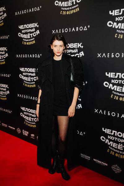 
                Евгений Цыганов с сыном, Тимур Родригез с Катей Кабак и другие на премьере фильма "Человек,&nbsp;который&nbsp;смеется"            