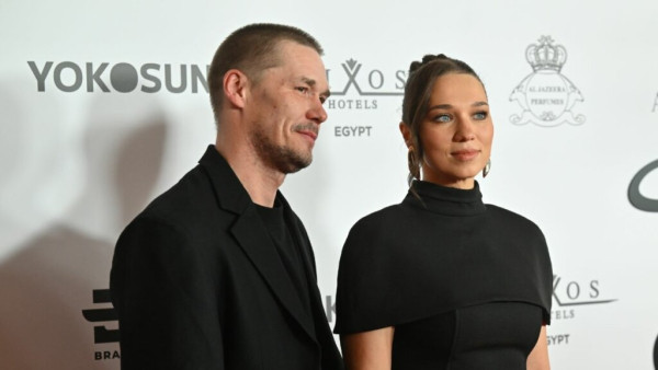 Зовет жену богиней и благодарит судьбу: как живет звезда сериала &laquo;Лихие&raquo; Артем Быстров