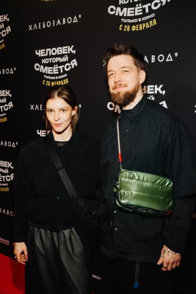 
                Евгений Цыганов с сыном, Тимур Родригез с Катей Кабак и другие на премьере фильма "Человек,&nbsp;который&nbsp;смеется"            