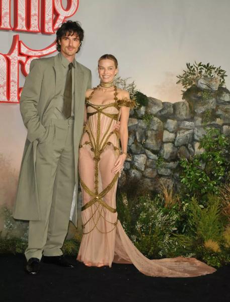 
                Джейкоб Элроди и Марго Робби воссоздали культовую сцену из "Грозового перевала" на красной дорожке            