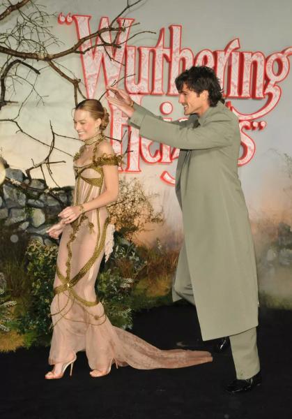 
                Джейкоб Элроди и Марго Робби воссоздали культовую сцену из "Грозового перевала" на красной дорожке            